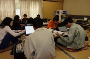 写真4:宿にて観測結果の整理