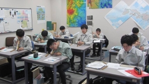 図1:教室の様子。測量に用いる器械(アリダード)を点検中。