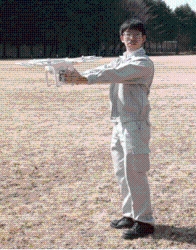 図2:UAV(ドローン)に実際に触れる機会も。写真は点検の様子。