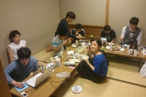 図4:とある休日の談話室(和室)の様子。みんなで夕食。