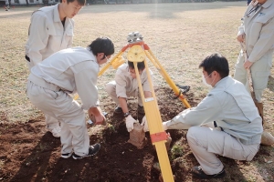 図1.測量実習の様子。三角点の埋設練習。(国交大)
