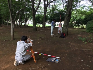 図2.地形測量実習。等高線を描画練習。(小平中央公園)