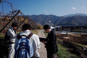 図3.地図編集実習。現地で地形図と現況を確認。(山梨県塩山地域)