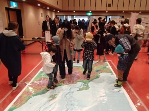 写真:ガリバー地図の床展示