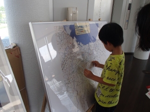 写真:地図の折り方 ミウラ折りに挑戦