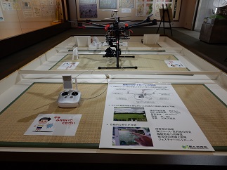 写真：平台（ドローン及びVLBIアンテナペーパークラフト展示）