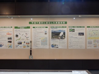 写真：平成で劇的に変化した測量技術パネル
