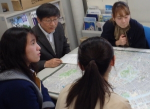 写真：御即位記念地図閲覧の様子
