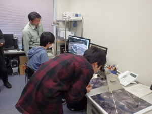 写真：実体鏡を使った実体視に挑戦の様子