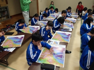 写真：３Ｄ地図体験の様子