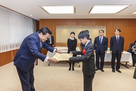 写真:表彰状を受け取る桐谷さん