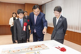 写真:赤羽国土交通大臣に作品の説明をする桐谷さん