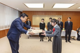 写真:表彰状を受け取る荒井さん