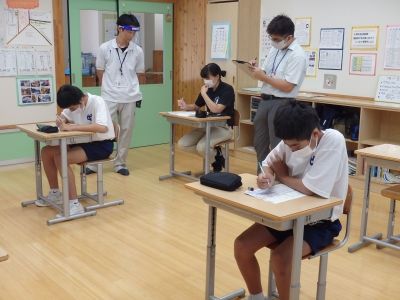 写真：地図記号を考える先生と生徒