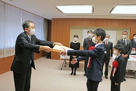 写真:表彰状を受け取る姫野さん