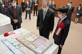 写真:斉藤国土交通大臣に作品の説明をする姫野さん