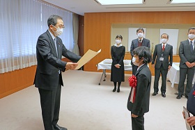 写真:表彰状を受け取る坂さん