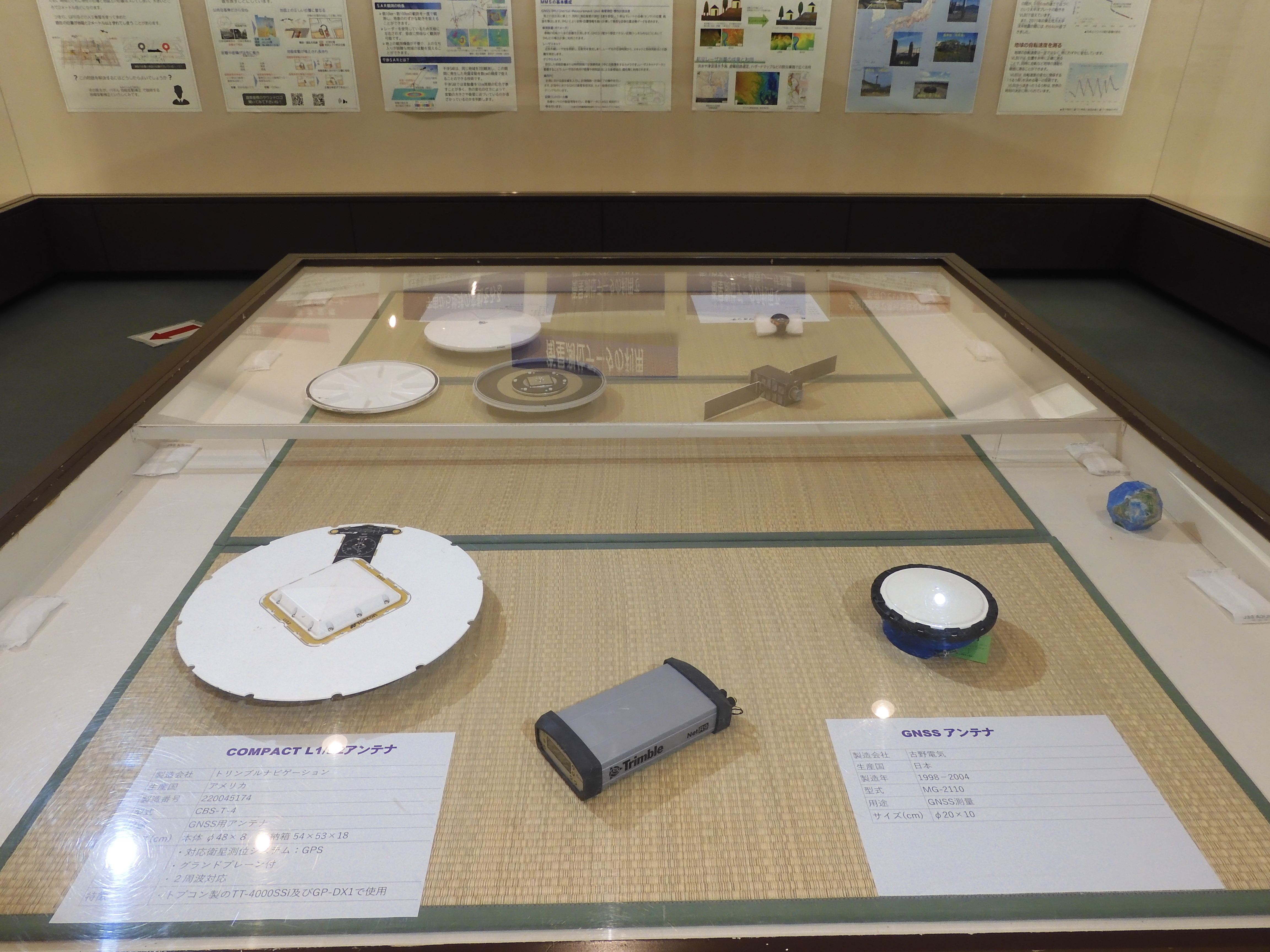 写真：平台（COMPACT L1/L2アンテナ、GNSSアンテナ）