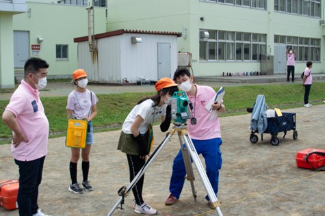 トータルステーション実習の様子