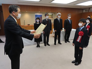 写真：表彰状を受け取る前野さん