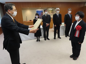 写真：表彰状を受け取る米田さん