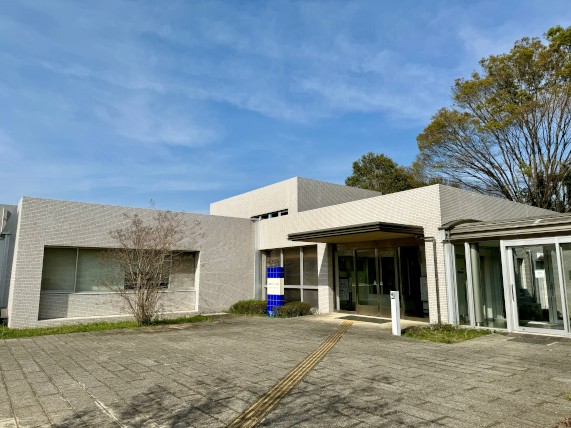 情報サービス館の外観