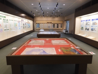 会場奥から入口の風景