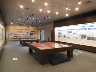 会場奥から入口の風景